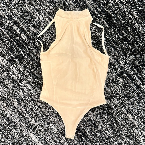 SAMANTHA ENG || High-Neck Open Back Snap Bodysuit in Beige - SZ Small ⭐️NWT⭐️ - Picture 3 of 8